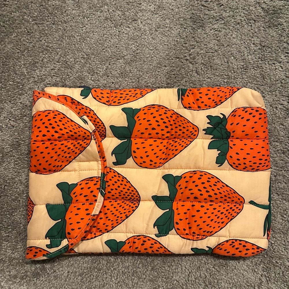 BAGGU Strawberry Print Padded Tablet Sleeve in Orange and Green